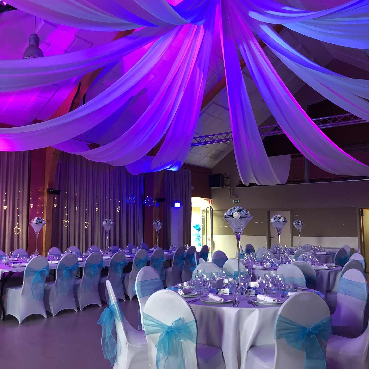 Voilage plafond avec lumière LED violet